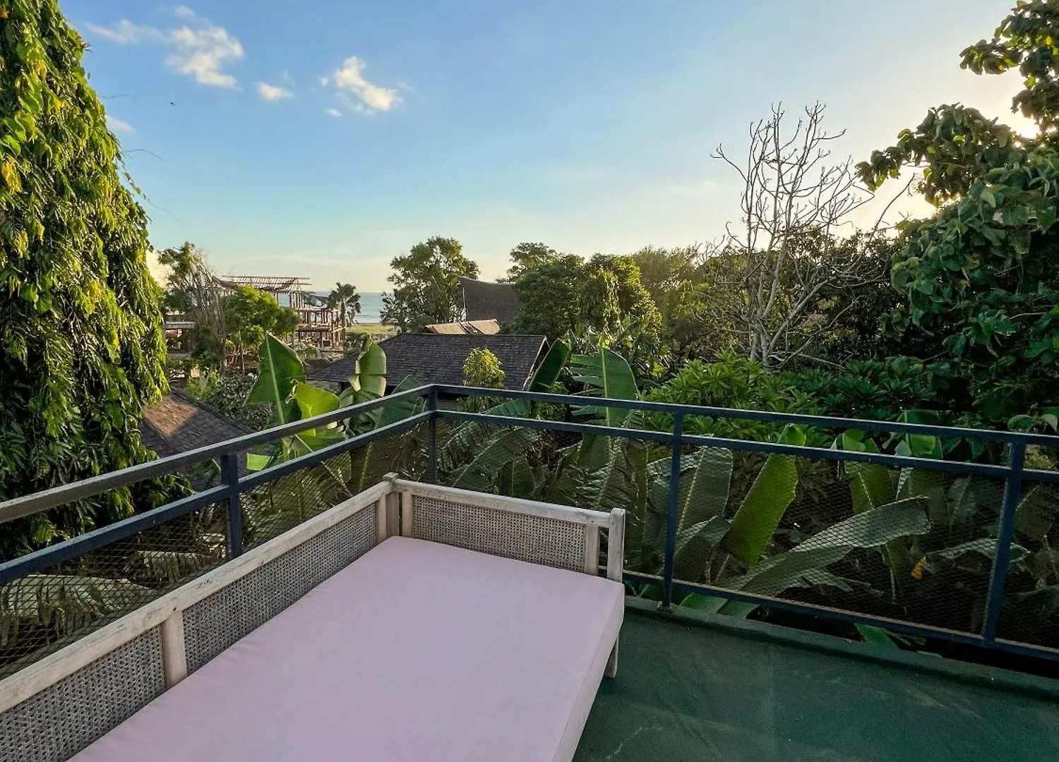 Tropical Loft Steps Away From The Beach! Hidden Gem! Canggu  0*, Canggu (Bali)